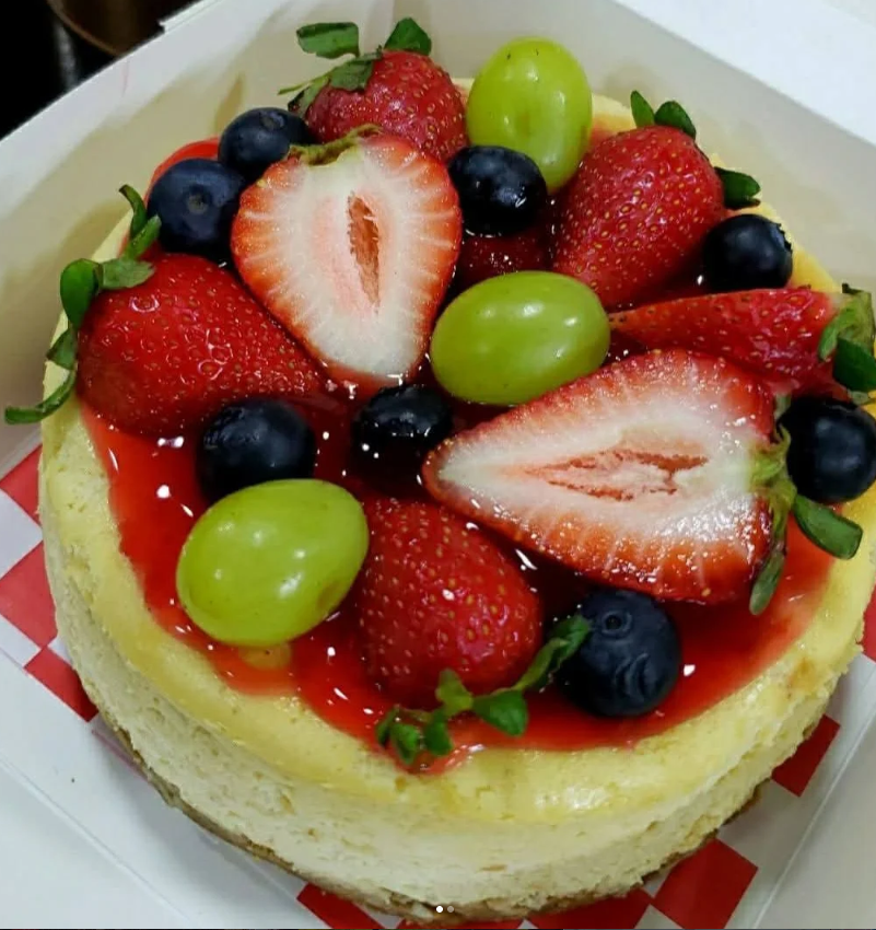 Cheesecake con frutos rojos frescos