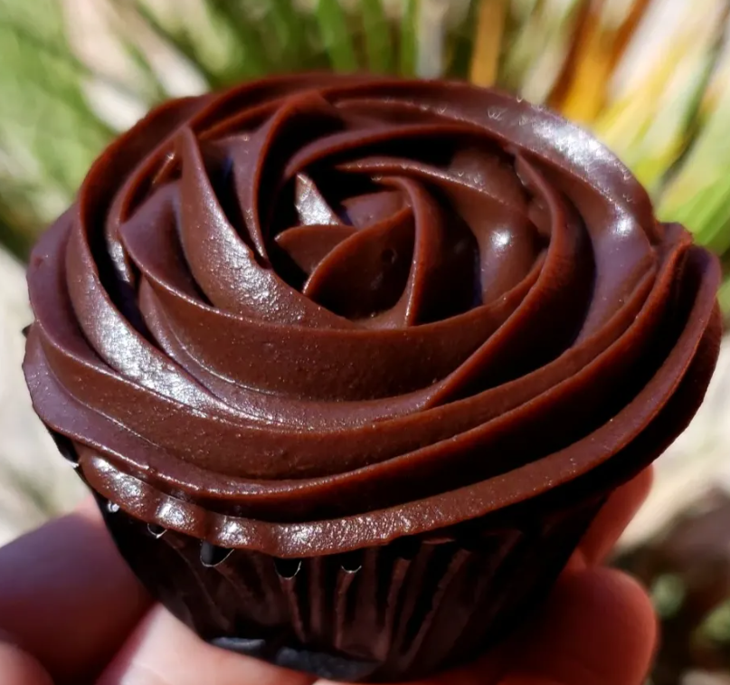 Cupcake de chocolate con frosting en rosa