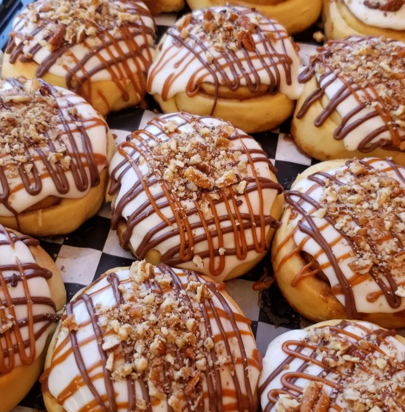 Roles de canela con caramelo y nuez